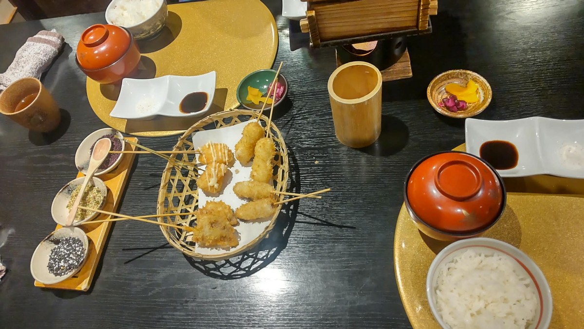 Having Lunch with A Friend 